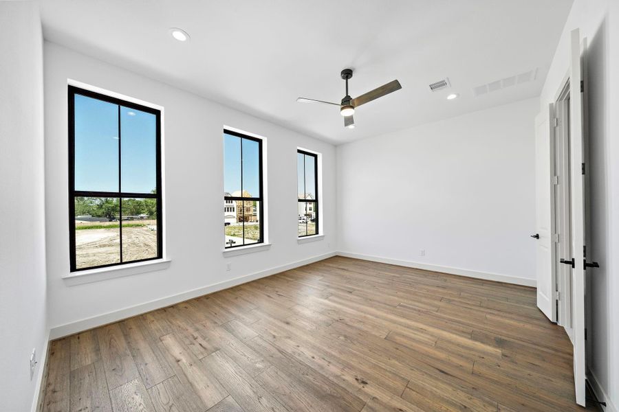 Spacious, unfurnished interior of a new home in Spring Valley Creek, Houston (Image 29).