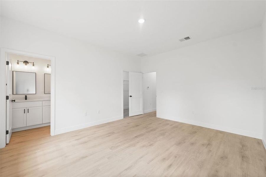 Spacious, unfurnished interior of a new home in , Ocala (Image 11).