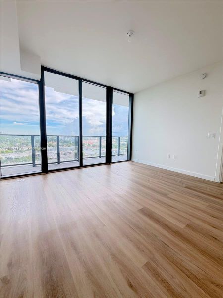 Spacious, unfurnished interior of a new home in , Hallandale Beach (Image 11).