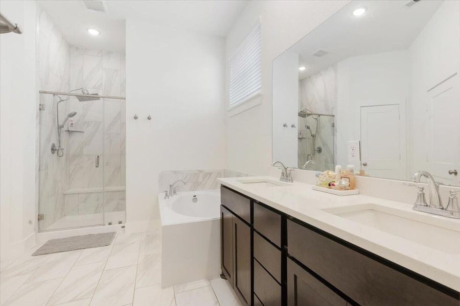 Furnished interior view inside a new home in Meridiana, Iowa Colony (Image 13).