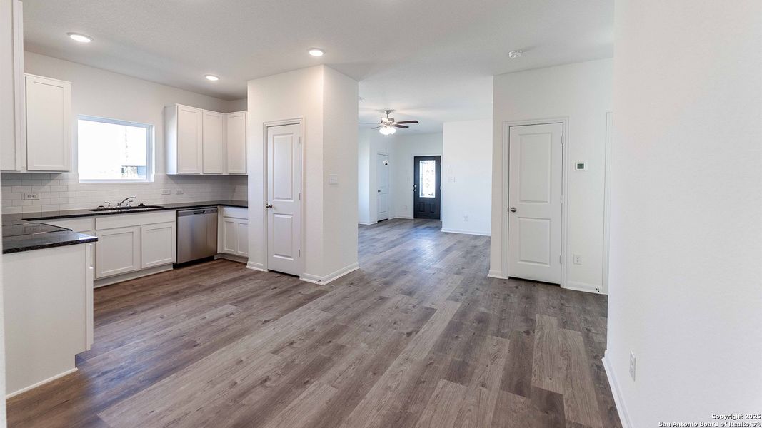 Spacious, unfurnished interior of a new home in Katzer Ranch, Converse (Image 11).