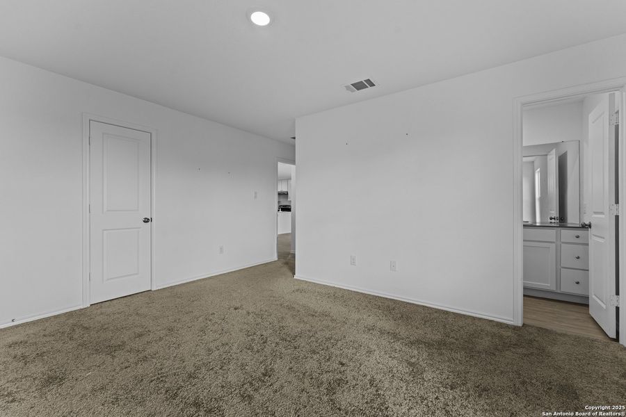 Spacious, unfurnished interior of a new home in Lodi Grove, Floresville (Image 18).