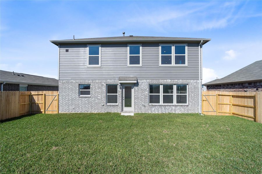 Exterior details and patio area of a home in Vida Costera, Texas City (Image 3).