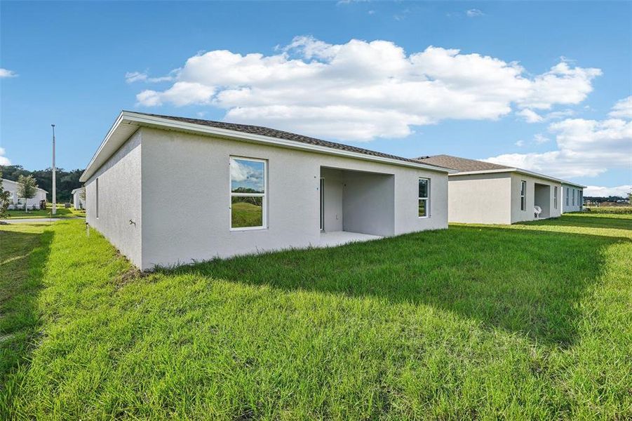 Exterior details and patio area of a home in West Oak, Ocala (Image 3).