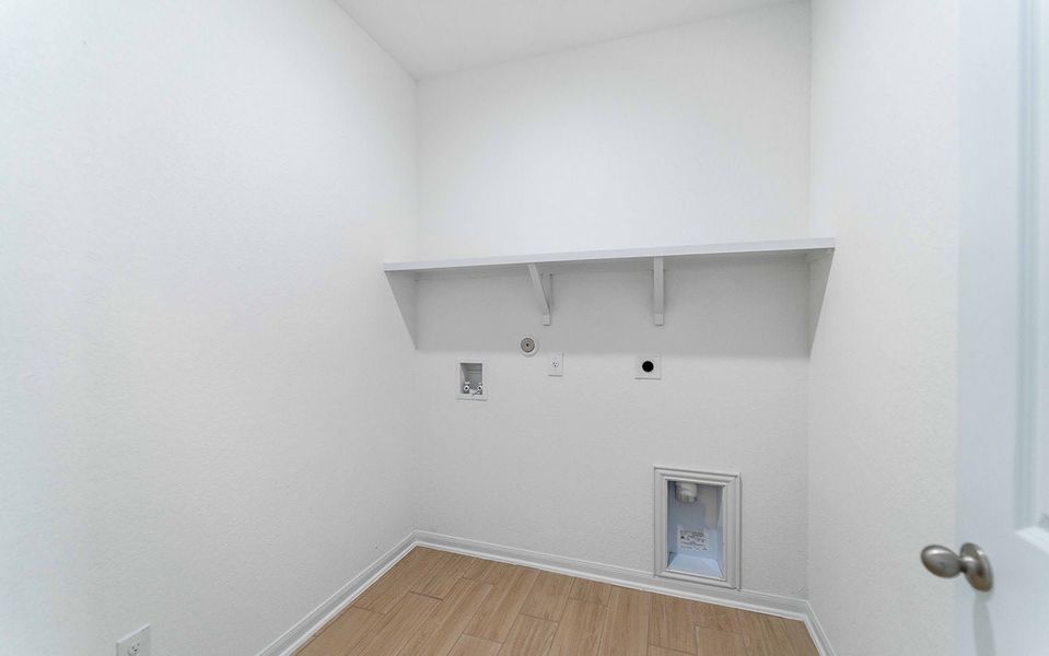 Spacious, unfurnished interior of a new home in Hunter's Ranch, San Antonio (Image 39).