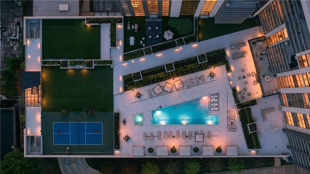 Condo located in Atlanta, GA showcasing its design and architecture (Image 29).