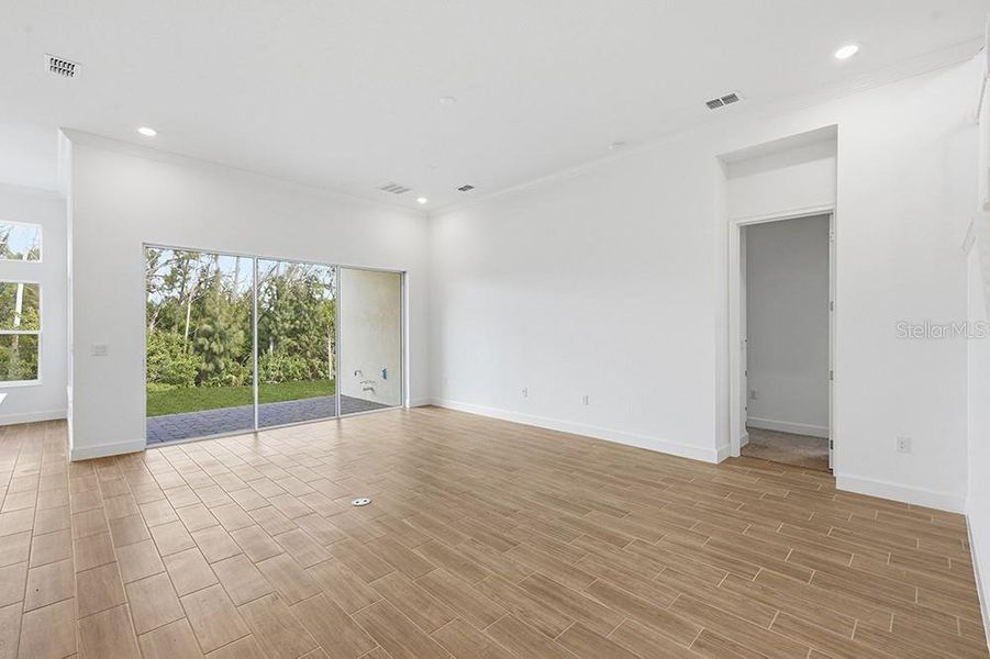 Spacious, unfurnished interior of a new home in Marisol Pointe at MiraBay, Apollo Beach (Image 8).