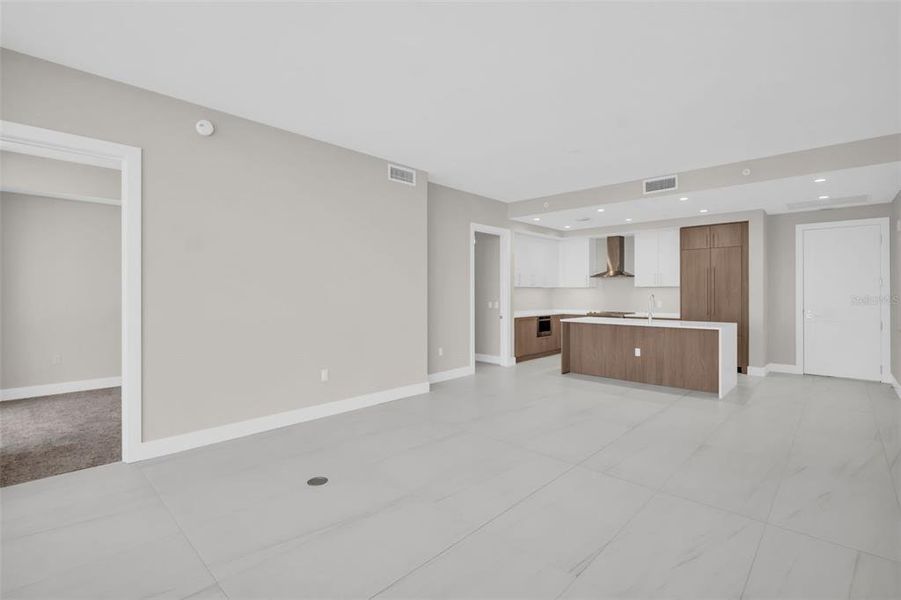 Spacious, unfurnished interior of a new home in , St. Petersburg (Image 25).