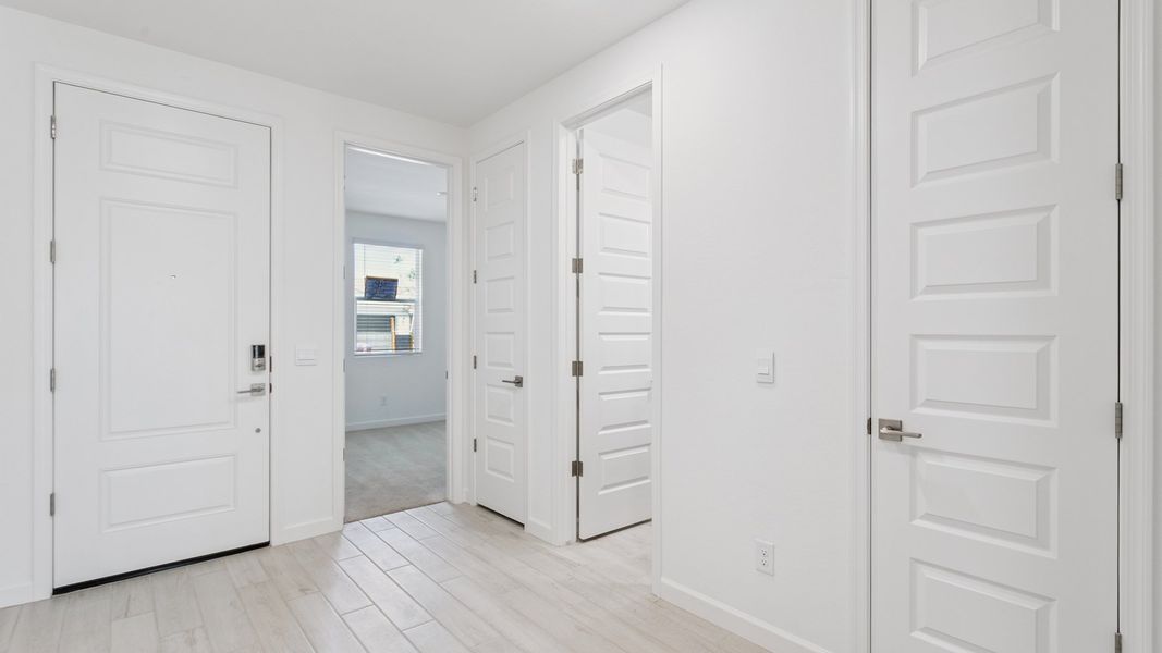 Spacious, unfurnished interior of a new home in Aloravita, Peoria (Image 15).