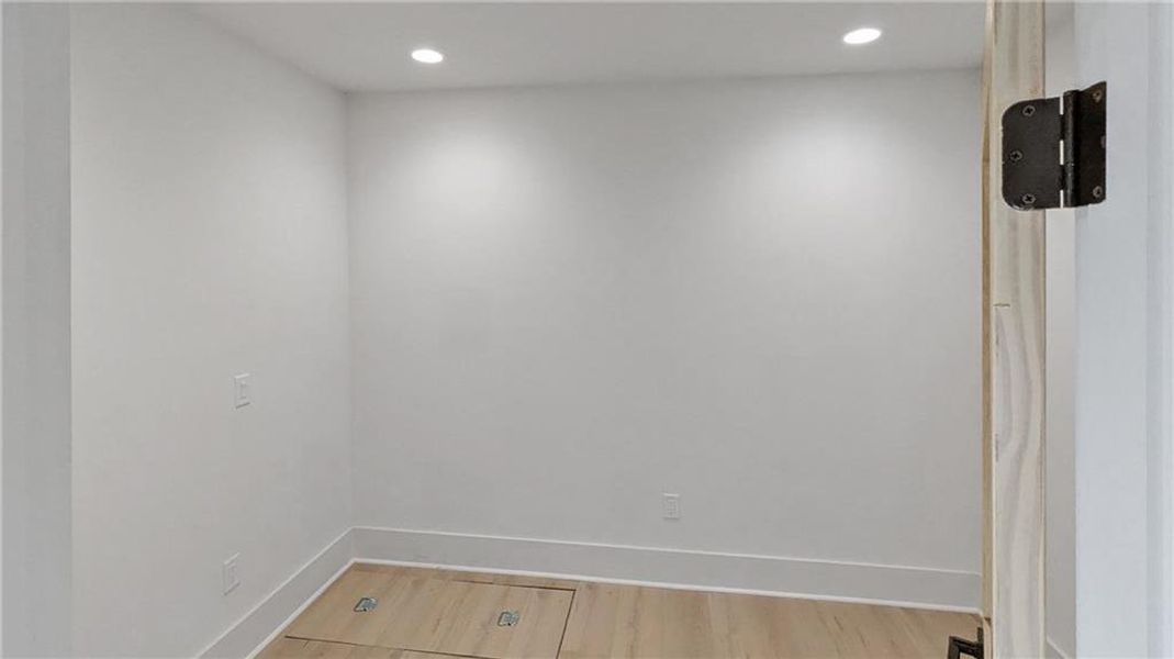 Spacious, unfurnished interior of a new home in , Jasper (Image 24).