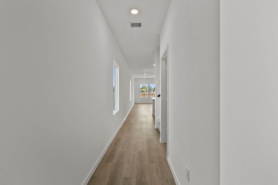 Spacious, unfurnished interior of a new home in Lake Conroe Cove, Willis (Image 14).