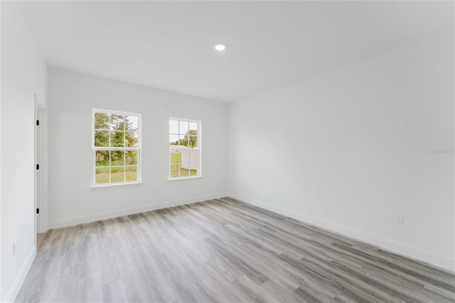 Spacious, unfurnished interior of a new home in , Ocala (Image 7).