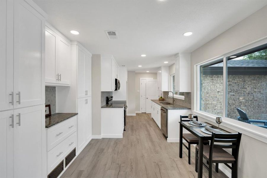 Furnished interior view inside a new home in , Waxahachie (Image 7).