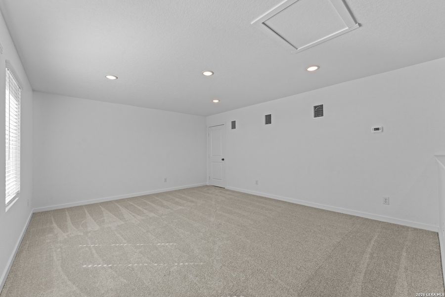 Spacious, unfurnished interior of a new home in Grace Valley, Cibolo (Image 13).