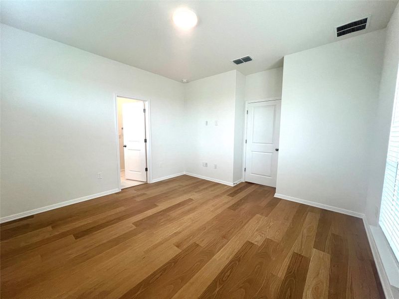 Spacious, unfurnished interior of a new home in Porter Country, Buda (Image 12).