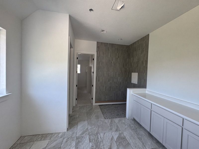 Spacious, unfurnished interior of a new home in Cotten Creek, Azle (Image 5).