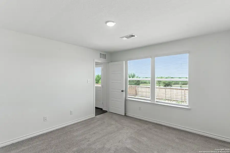 Spacious, unfurnished interior of a new home in Vista Real, Converse (Image 14).