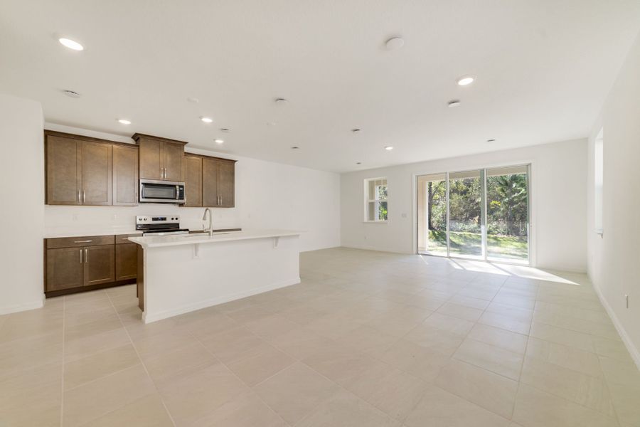 Spacious, unfurnished interior of a new home in Towns at Greenleaf, Oviedo (Image 22).