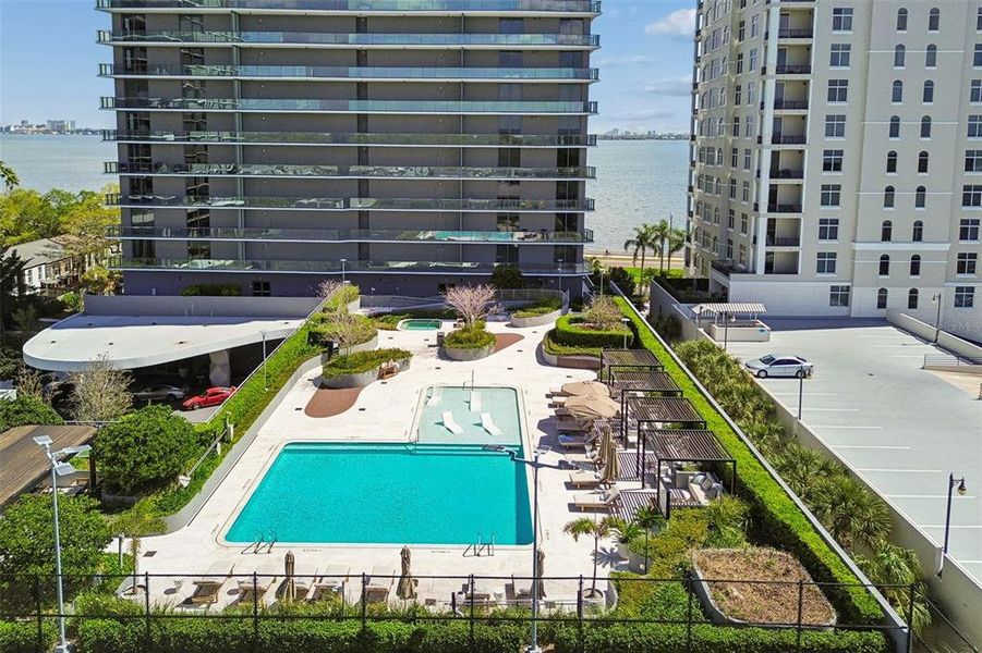 Condo located in Tampa, FL showcasing its design and architecture (Image 30).