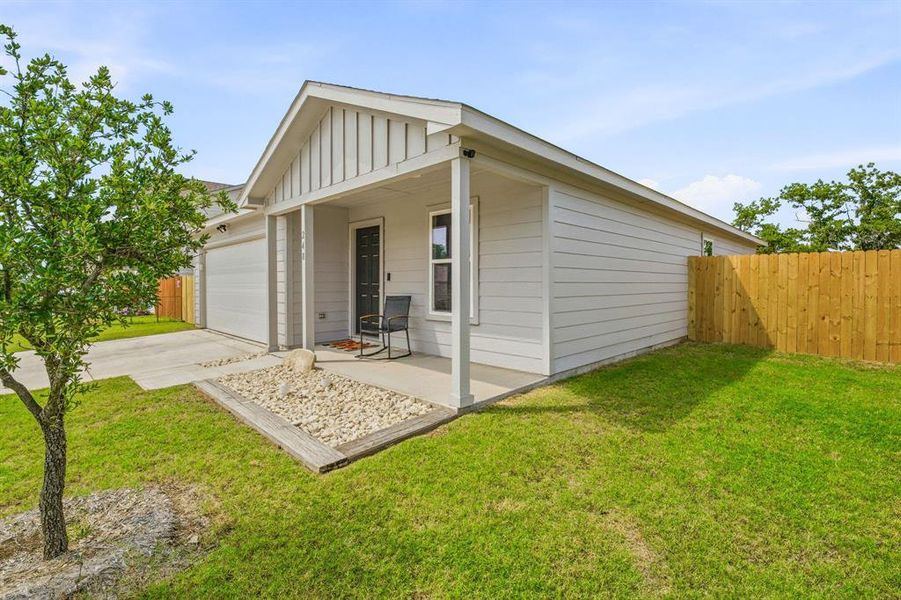 Exterior details and patio area of a home in Tolar Oaks, Tolar (Image 24).