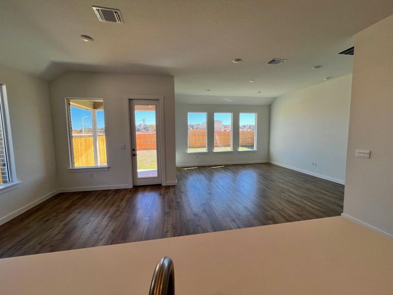 Spacious, unfurnished interior of a new home in Rosenbusch Ranch, Leander (Image 8).