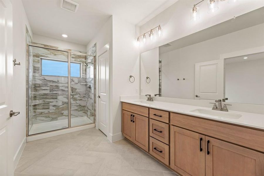 An owner's bath with plenty of room for two! An owner's bath with plenty of room for two!