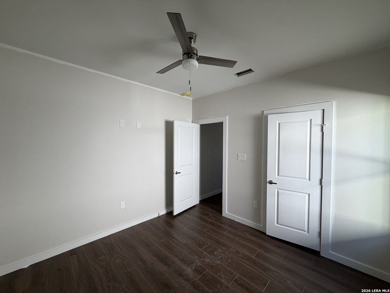 Spacious, unfurnished interior of a new home in , Laredo (Image 6).