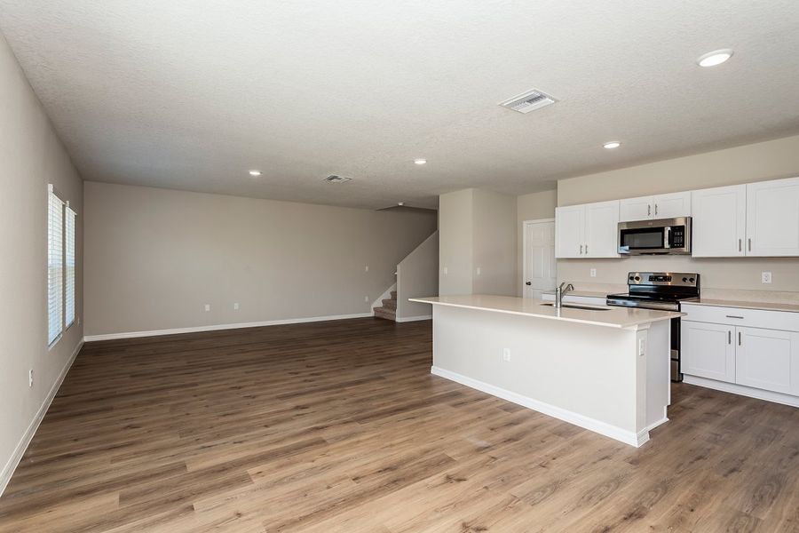 Spacious, unfurnished interior of a new home in Scenic Terrace, Haines City (Image 9).