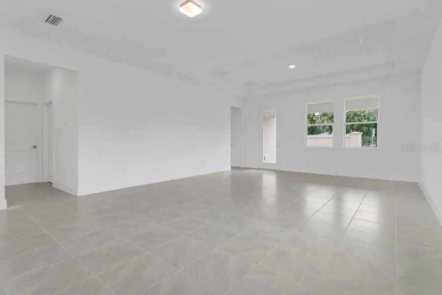 Spacious, unfurnished interior of a new home in Yucatan Gardens, Orlando (Image 14).