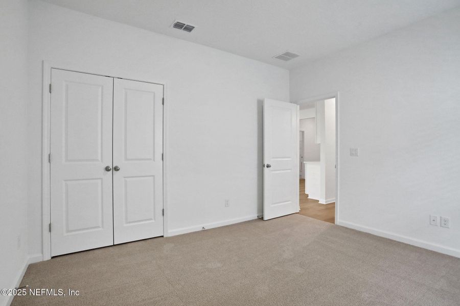 Spacious, unfurnished interior of a new home in Jennings Farm, Middleburg (Image 40).