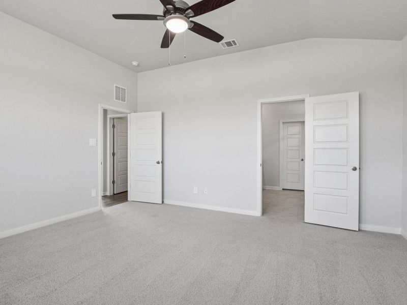 Spacious, unfurnished interior of a new home in Remington Ranch, San Antonio (Image 20).