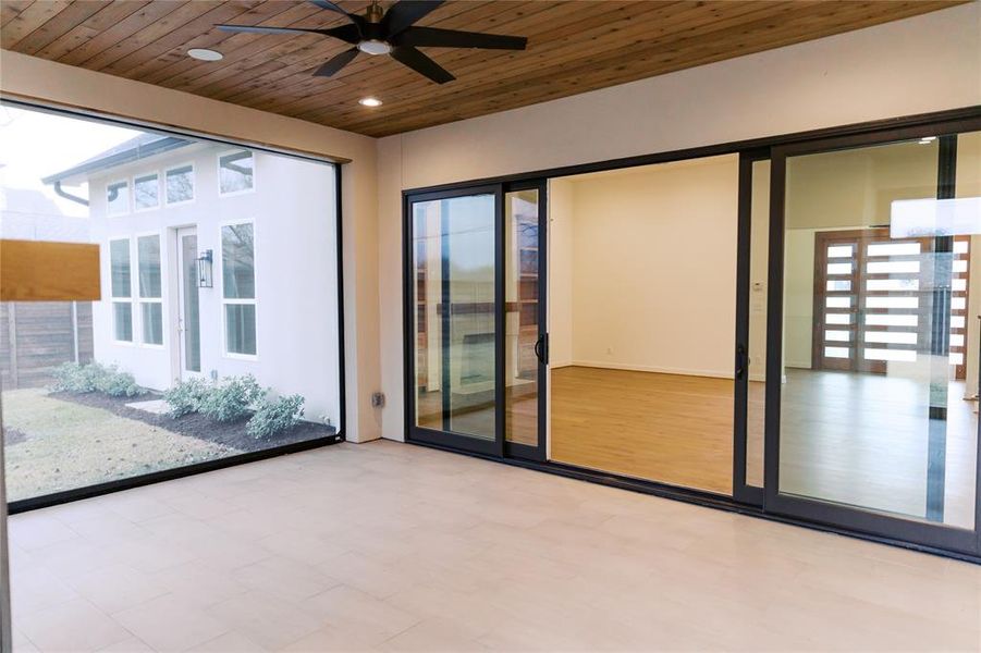 outdoor living hat fully encloses with screens