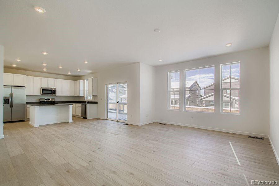 Spacious, unfurnished interior of a new home in Ken-Caryl Ranch, Littleton (Image 9).
