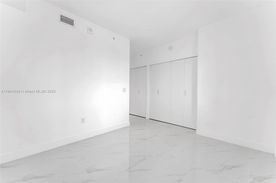 Spacious, unfurnished interior of a new home in , Miami (Image 25).