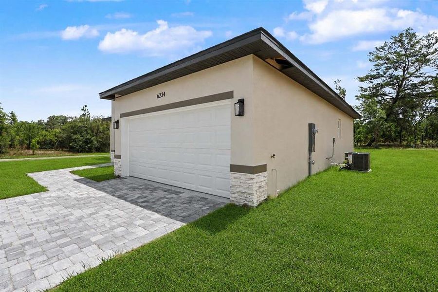 Exterior details and patio area of a home in , Citrus Springs (Image 3).