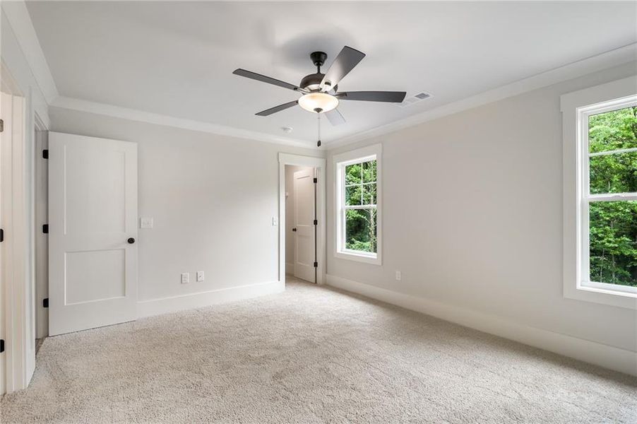 Spacious, unfurnished interior of a new home in Spring Creek, Monroe (Image 30).