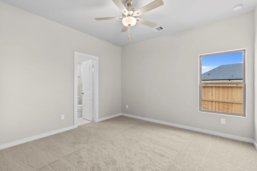 Spacious, unfurnished interior of a new home in Laurel Landing 40', Alvin (Image 18).
