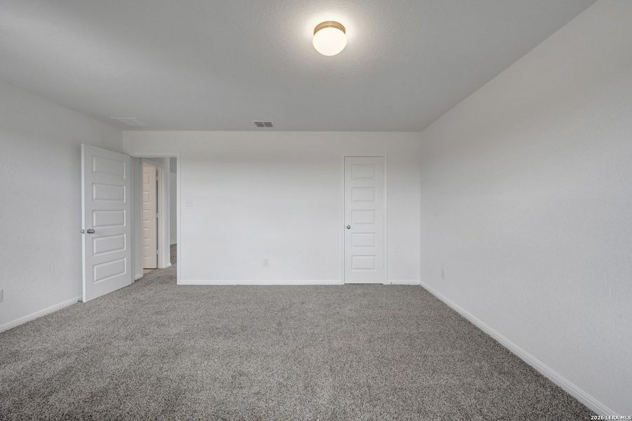 Spacious, unfurnished interior of a new home in Mesquite Ridge, San Antonio (Image 29).