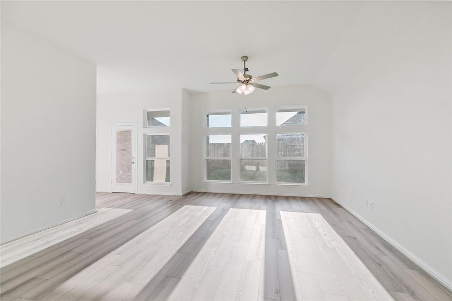 Spacious, unfurnished interior of a new home in Brookewater, Rosenberg (Image 30).