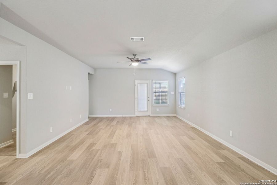 Spacious, unfurnished interior of a new home in Estancia Ranch - Premier Series, San Antonio (Image 31).