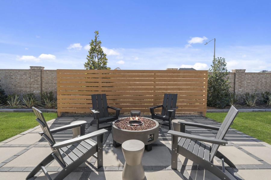 Exterior details and patio area of a home in Beacon Point, Texas City (Image 4).