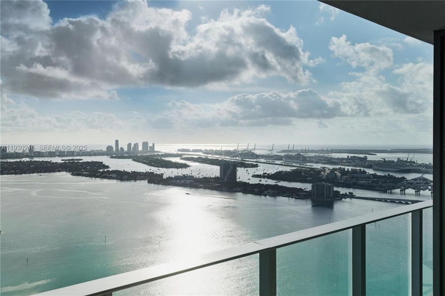 Condo located in Miami, FL showcasing its design and architecture (Image 29).