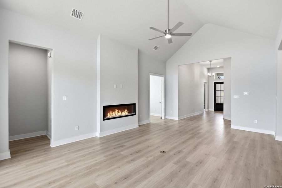 Spacious, unfurnished interior of a new home in Potranco Oaks, Castroville (Image 40).