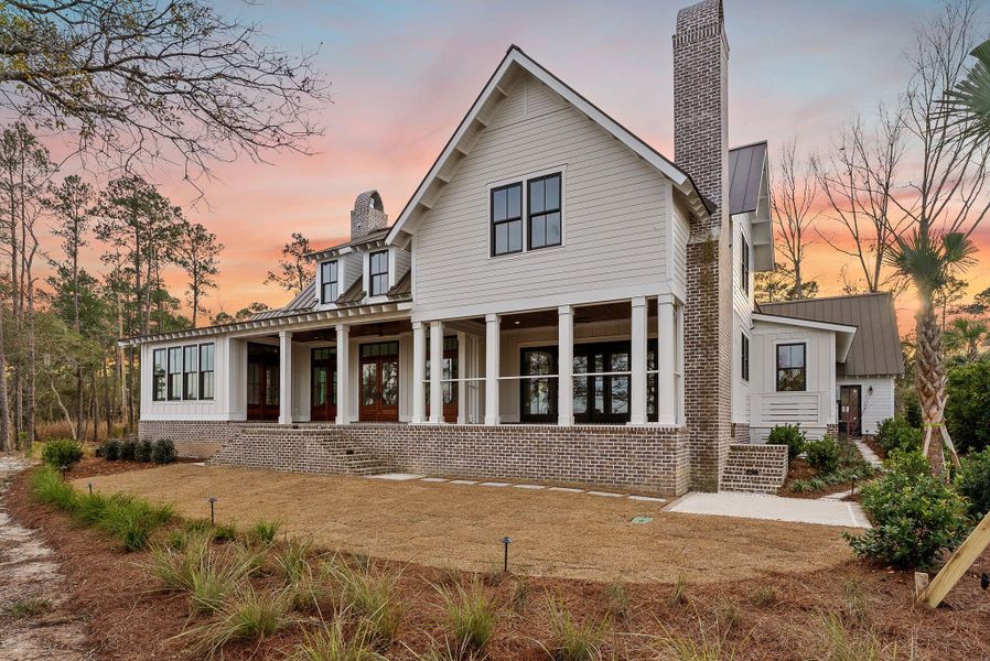 Exterior details and patio area of a home in , Ravenel (Image 14).