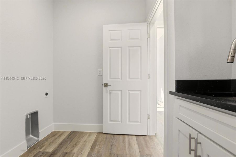 Spacious, unfurnished interior of a new home in , Sebring (Image 13).