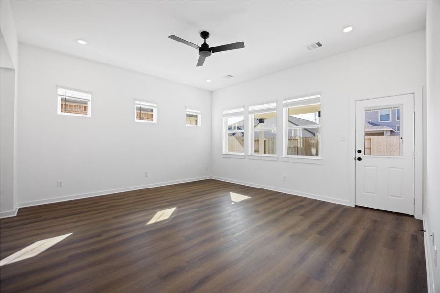 Spacious, unfurnished interior of a new home in Ashland, Angleton (Image 14).