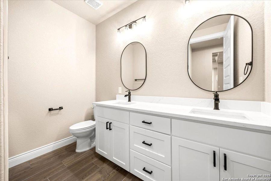 Furnished interior view inside a new home in , La Vernia (Image 15).