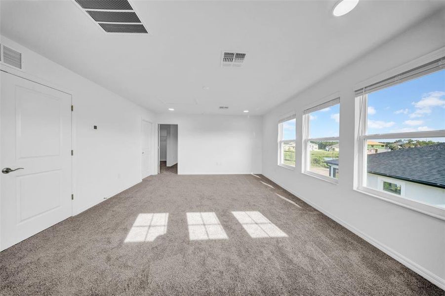 Spacious, unfurnished interior of a new home in , Wesley Chapel (Image 47).