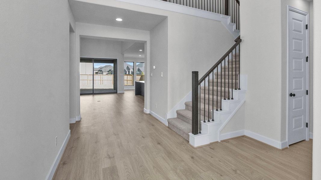 Spacious, unfurnished interior of a new home in Riceland, Mont Belvieu (Image 8).