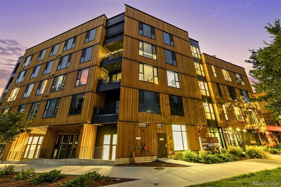 Condo located in Denver, CO showcasing its design and architecture (Image 4).